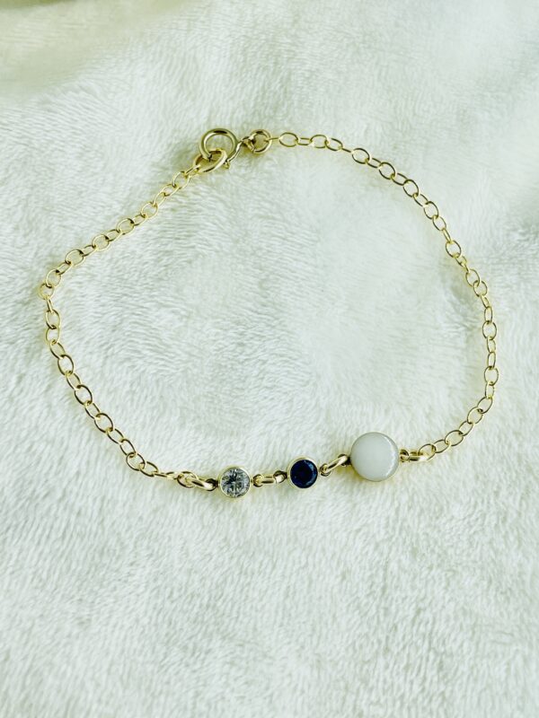Een moedermelk bedel en twee birthsone bracelet