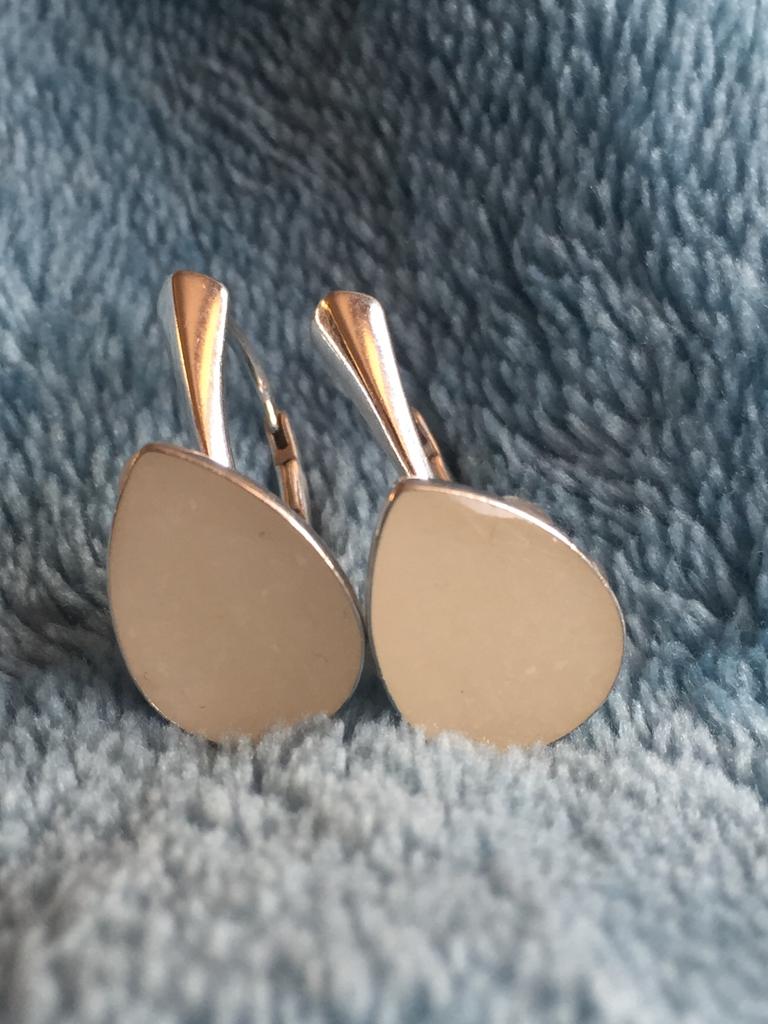 Druppel oorbel met moedermelk kunj je laten maken door Ela Sieraad