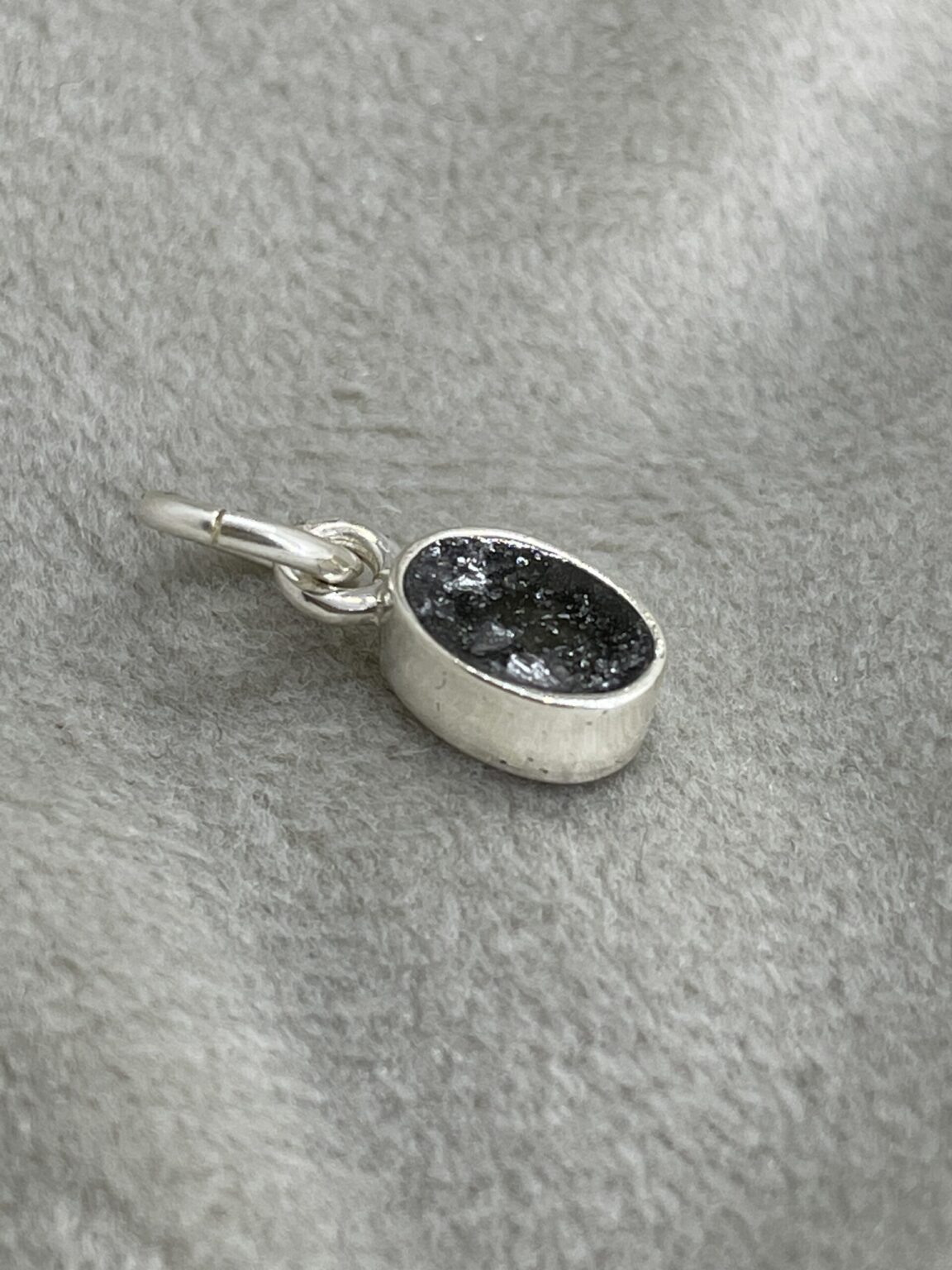 Deze hanger is maar liefst 6 bij 4 mm en is een mooi as aandenken met zilvervlokjes er bij in.