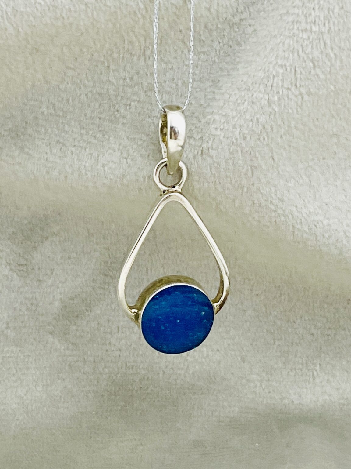 In deze hanger is as verwerkt en een blauwe pigment toegevoegd