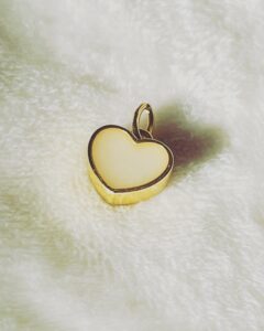 In dit bedeltje moedermelk van 8 mm wordt je eigen moedermelk verwerkt tot een witte steen.