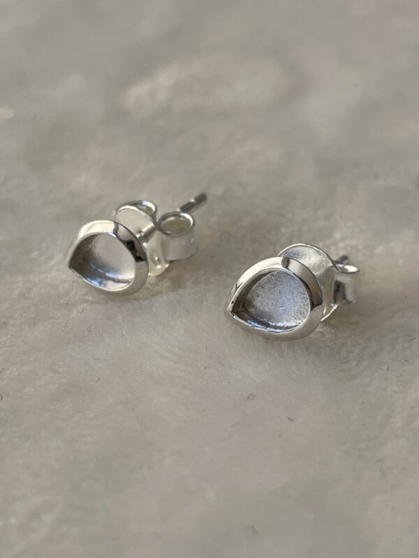 In deze borstmelk druppel oorbellen komt je eigenmoedermelk als een witte steen