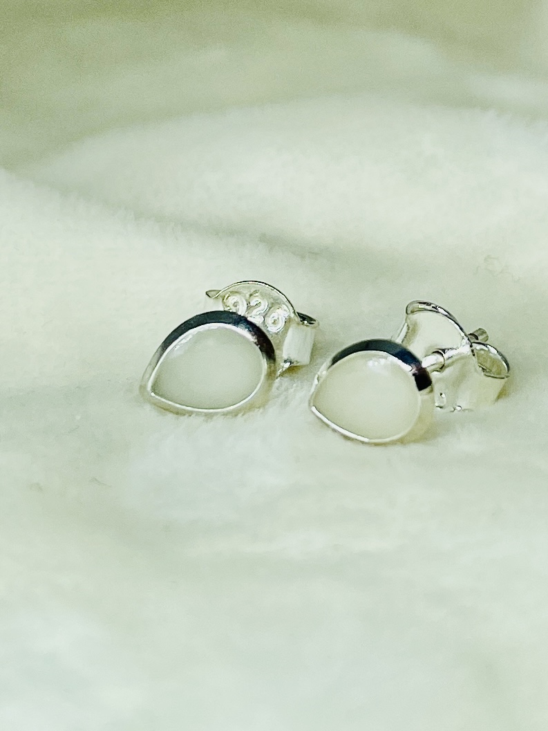 Jou borstmelk komt in deze oorbellen.