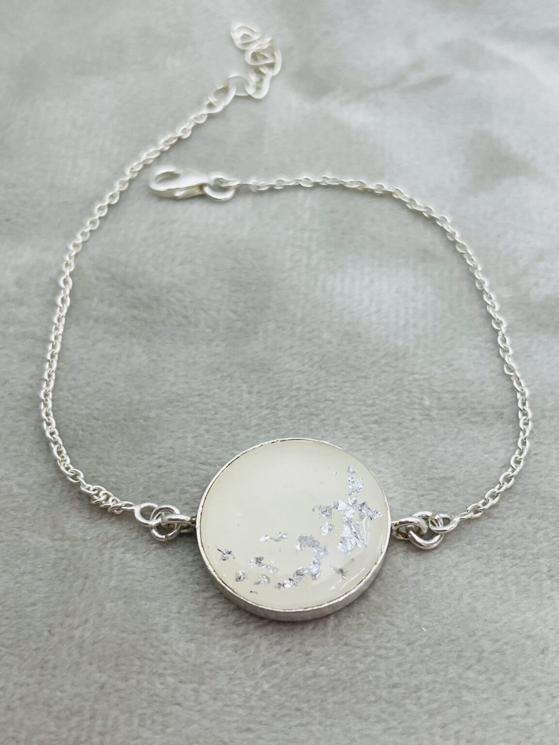 In deze borstvoeding armband groot wordt je eigen moedermelk verwerkt tot een houdbaar gemaakte steen.