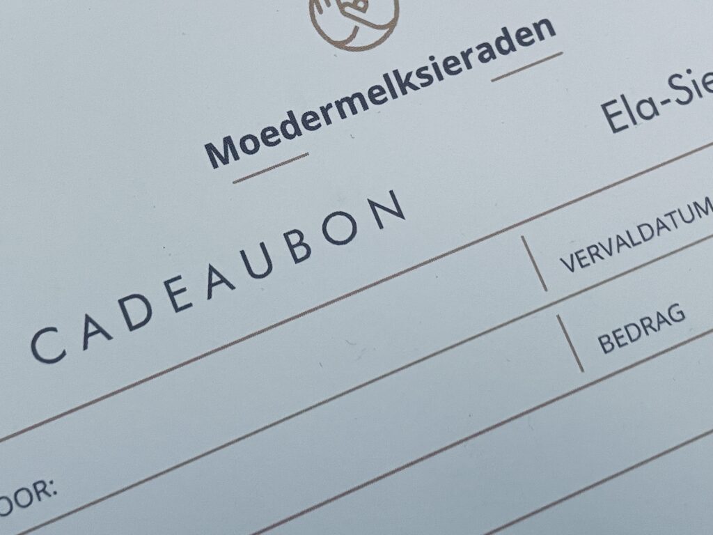 Met deze cadeaubon kan d emoeder zelf het cadeau uitkiezen uit de webshop moedermelksieraden die zij leuk vindt.