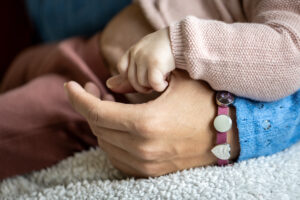 De middelste schuiver heeft een moedermelk cabochon