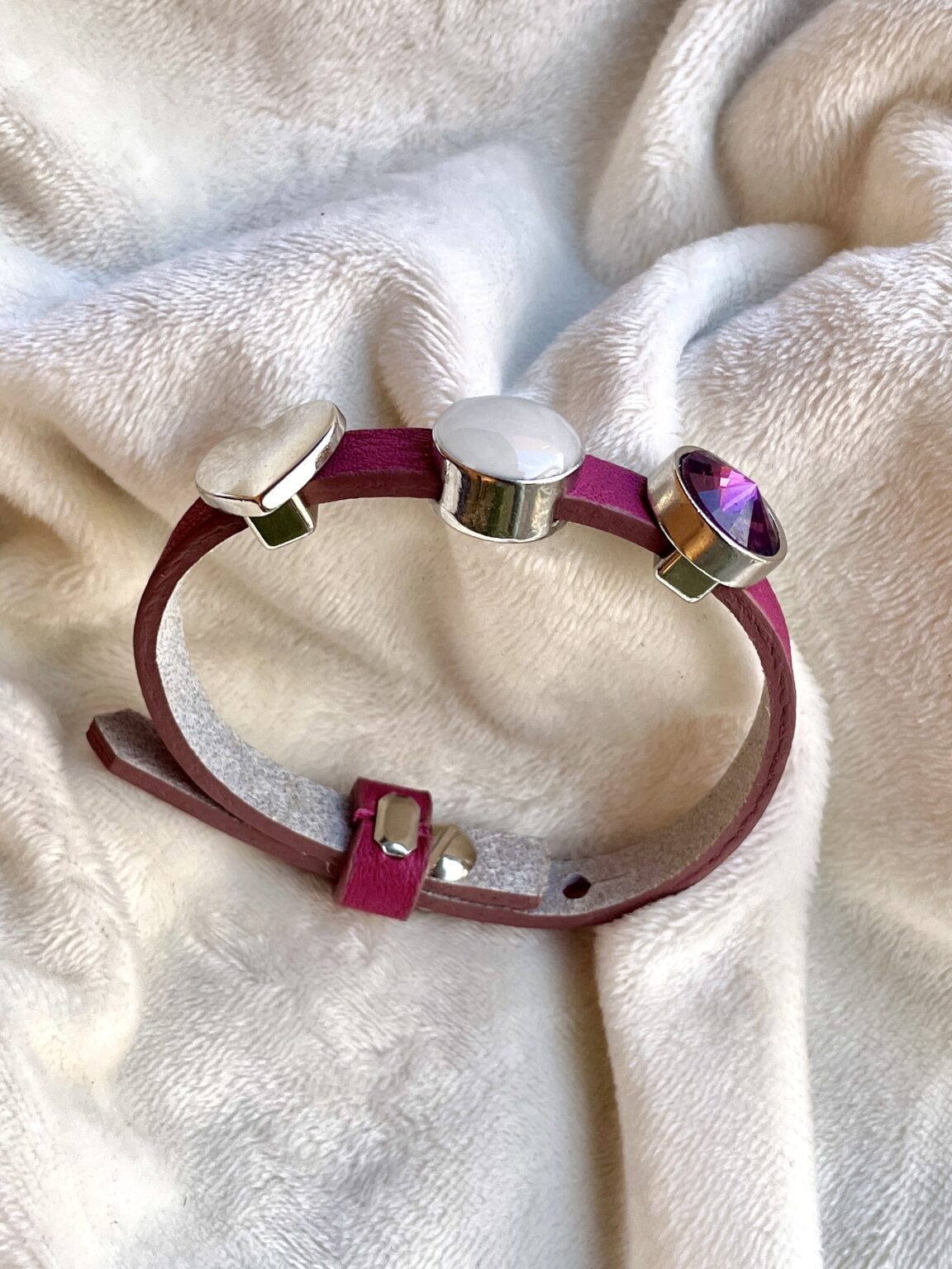 Deze leren armband: Fuchsia leer 3 schuiver, is een moedermelk armband die je herinnert aan je kindje.