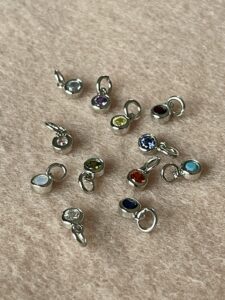 Elke steen hoort bij een geboortemaand