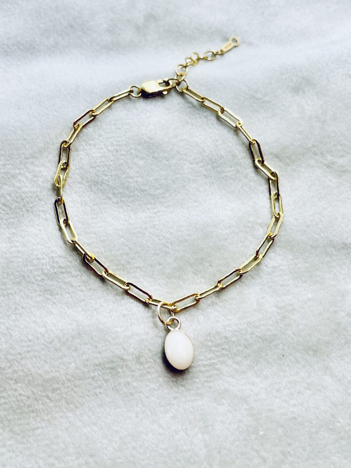 In de bedel komt een steen van moedermelk