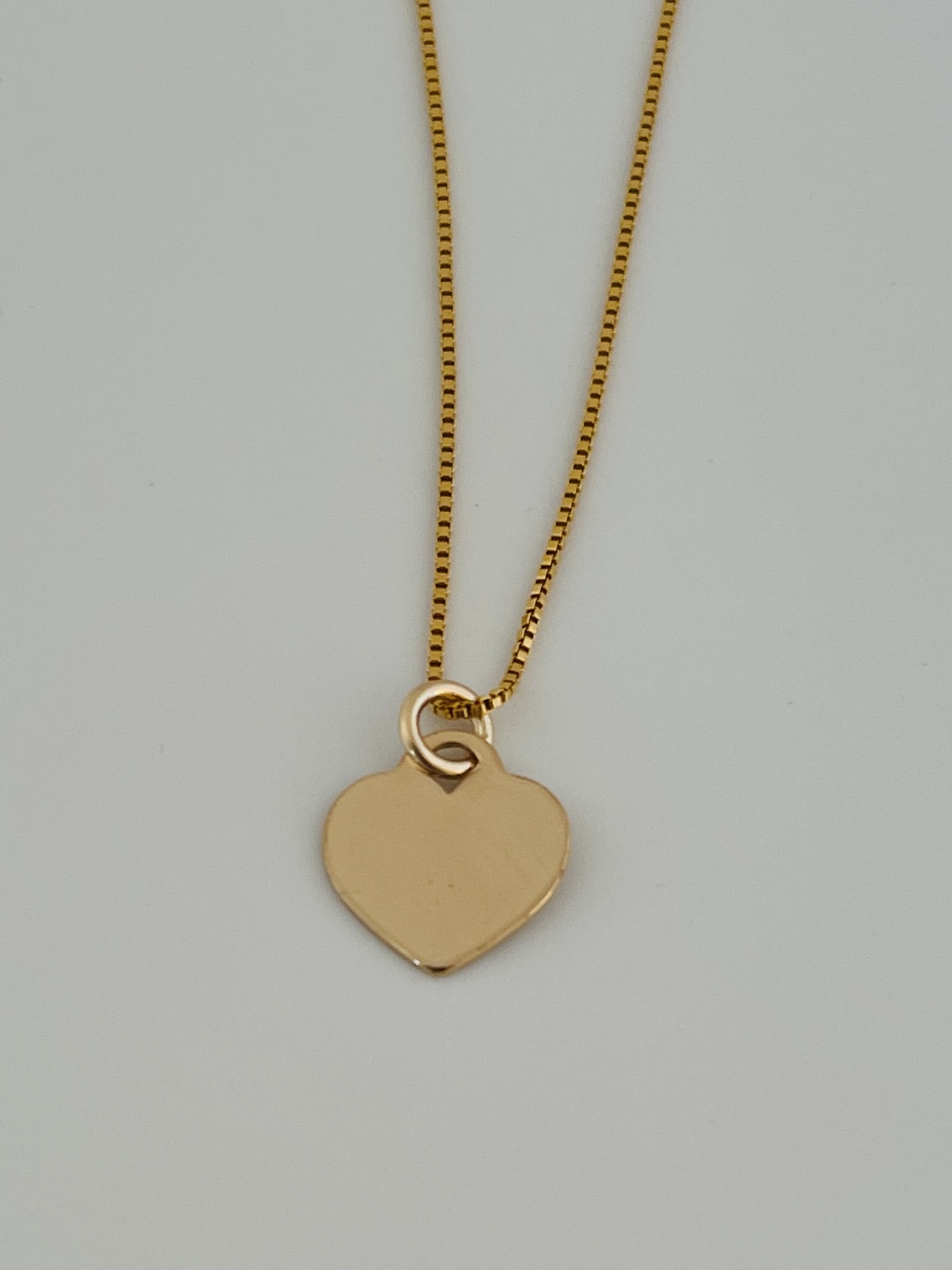 Wil je graag een naam of datum op deze gouden hart graveerbedel? Dan kan dat