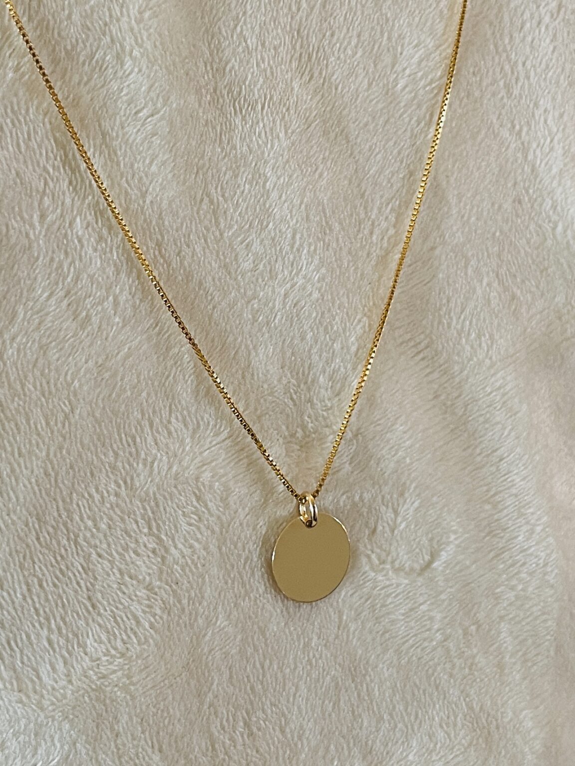 Deze graveer hanger 14 K kun je bestellen met een naam van 6 letters