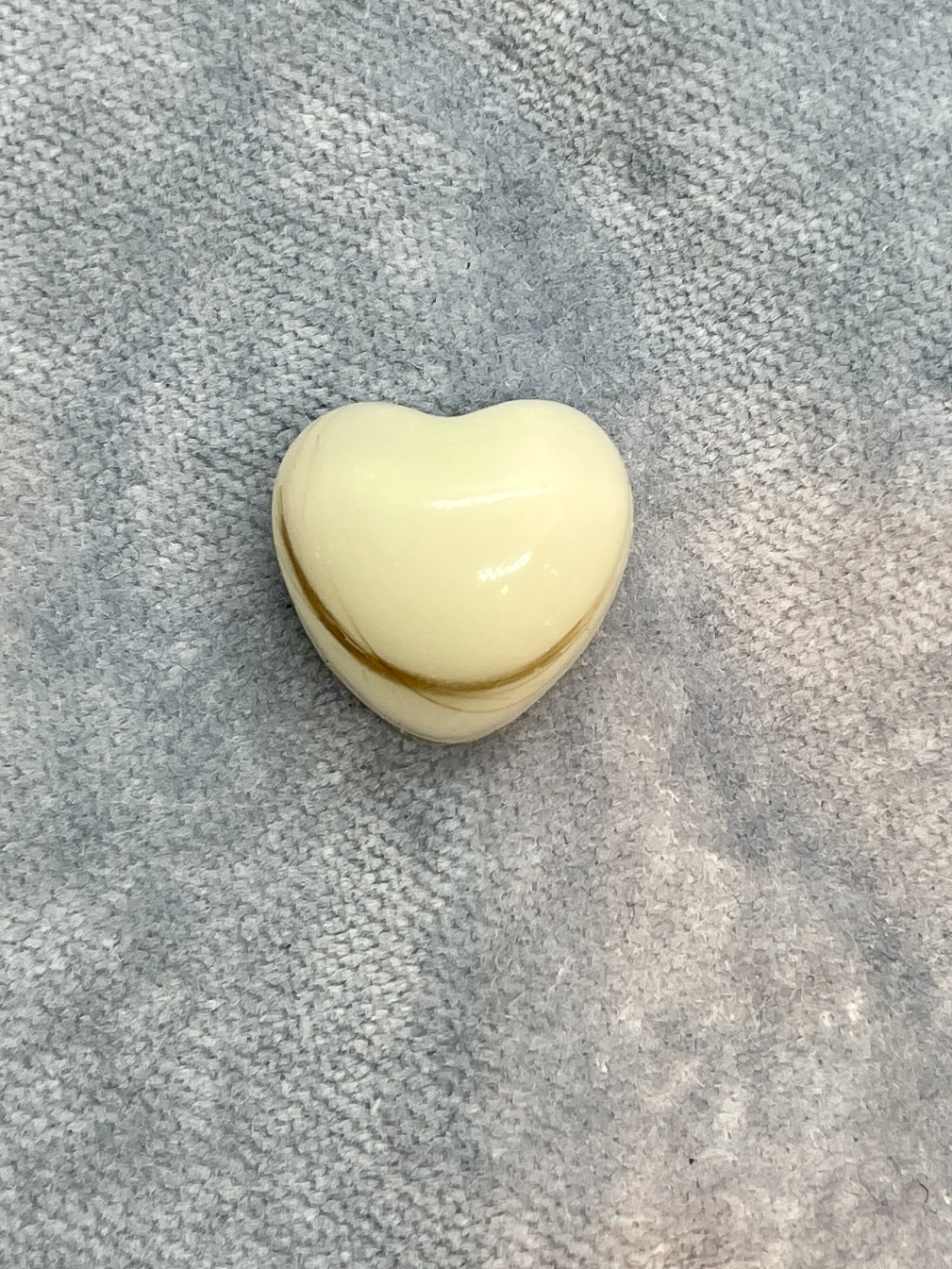 Deze melk-steen-haar is een moedermelk steentje met een haar lok van jou kindje