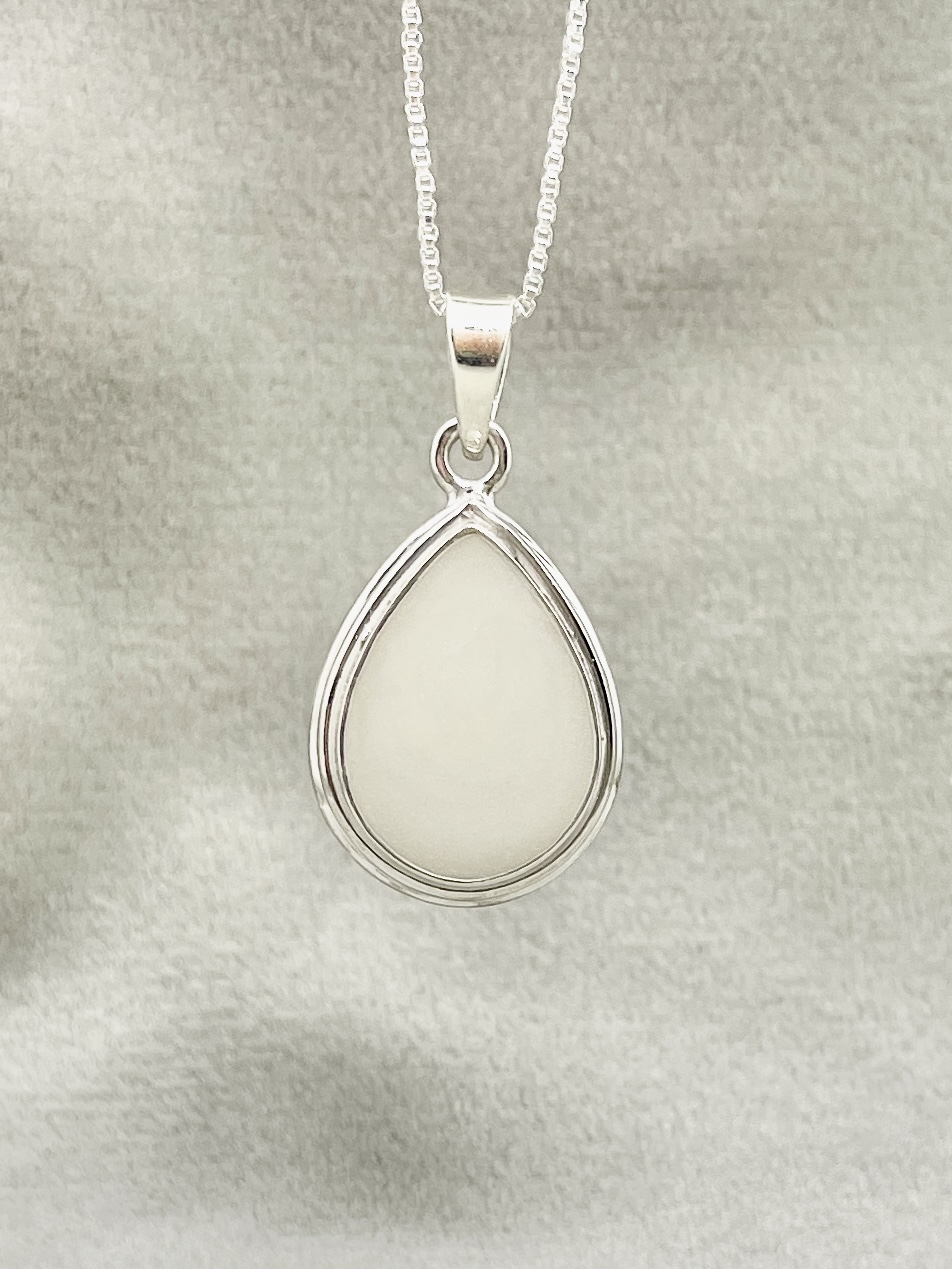 Deze kettinghanger met moedermelk is een sieraad gevuld met jou moedermelk