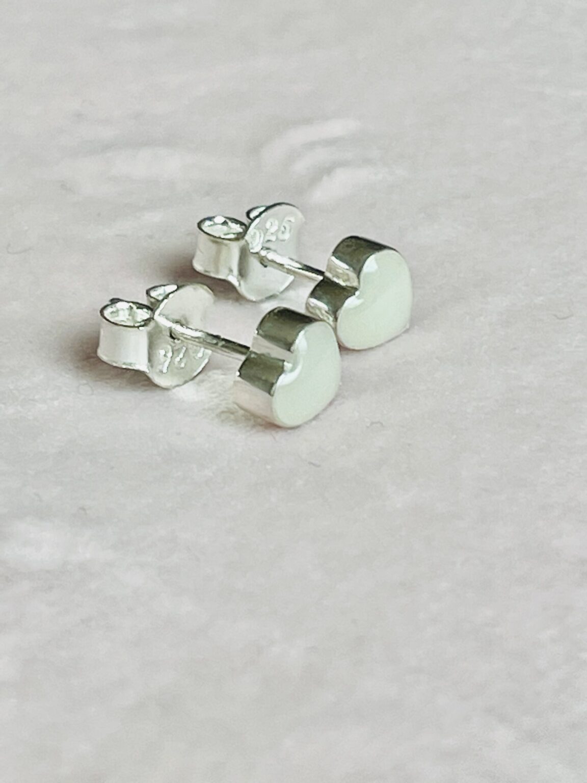 Deze harten moedermelk oorknopjes worden gemaakt van je eigen moedermelk