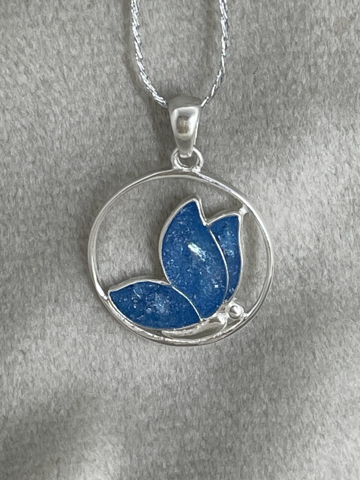 Dit herinnering sieraad kan voor jou gemaakt worden gevuld met moedermelk, maar ook met as en eventueel een pigment kleur erbij.