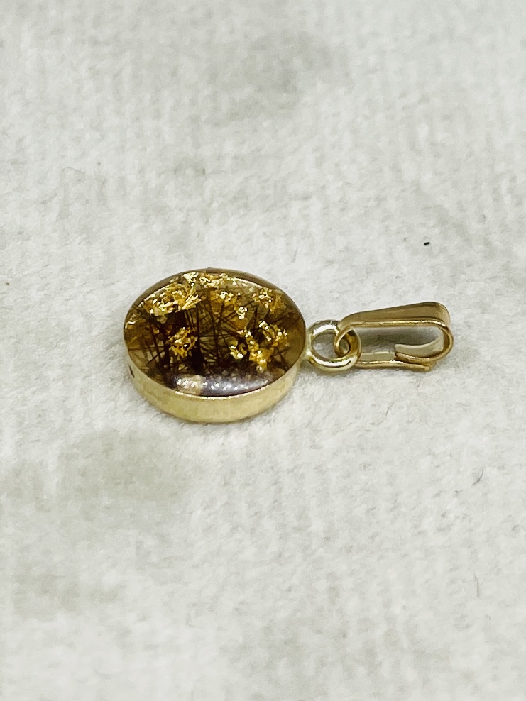 Deze herinneringshanger kan gevuld worden met een aandenken.