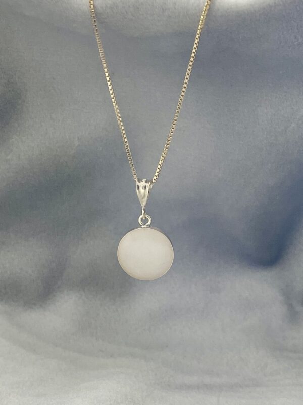 OP deze foto zie je goed hoe de melkhanger goud aan een ketting past