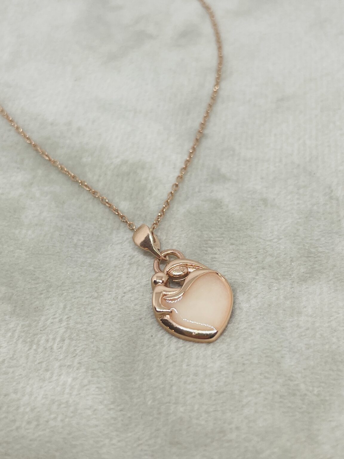 Deze rosé gouden melkhanger is een hanger die symbool staat voor de moeder&kind liefde