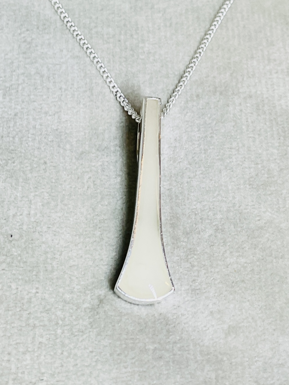 In deze bijzonder mooie kettinghanger melk komt je eigen borstvoedingsmelk, houdbaar gemaakt