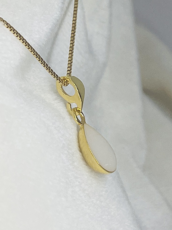 Deze gouddruppel moedermelk is een mooie herinenring met jou eigen moedermelk