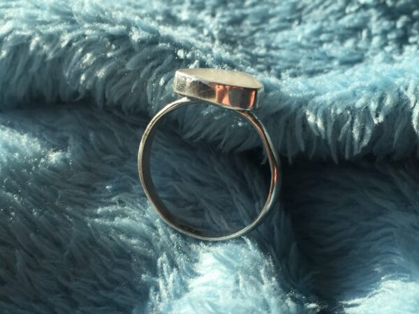 Een herinneringssieraad gevuld met moedermelk