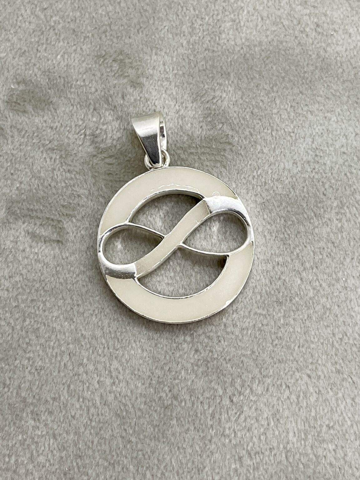 Deze infinity moedermelk heeft twee symbolen, de intieme periode van de borstvoeding en babytijd en het oneindigheid symbool van oneindigheid en eeuwigheid