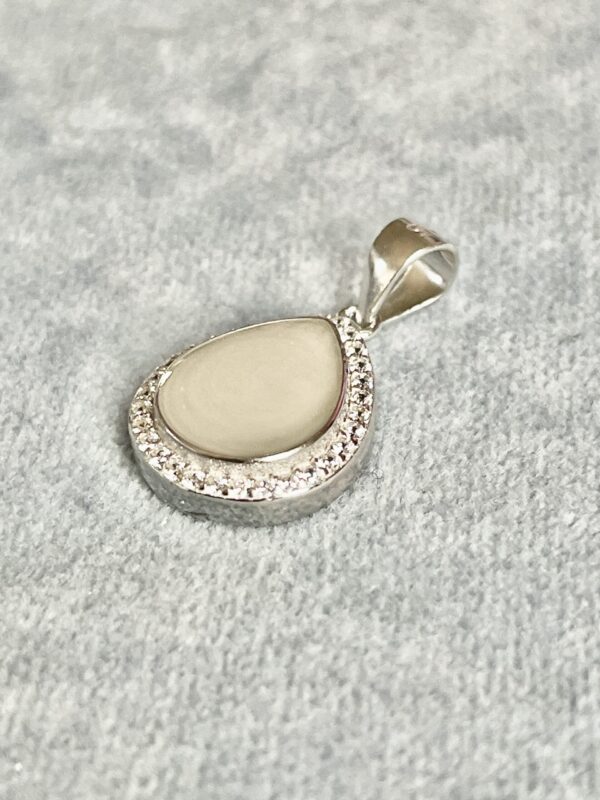 Deze moedermelk juweel is 8 bij 10 mm, je moedermelk wordt hierin verwerkt