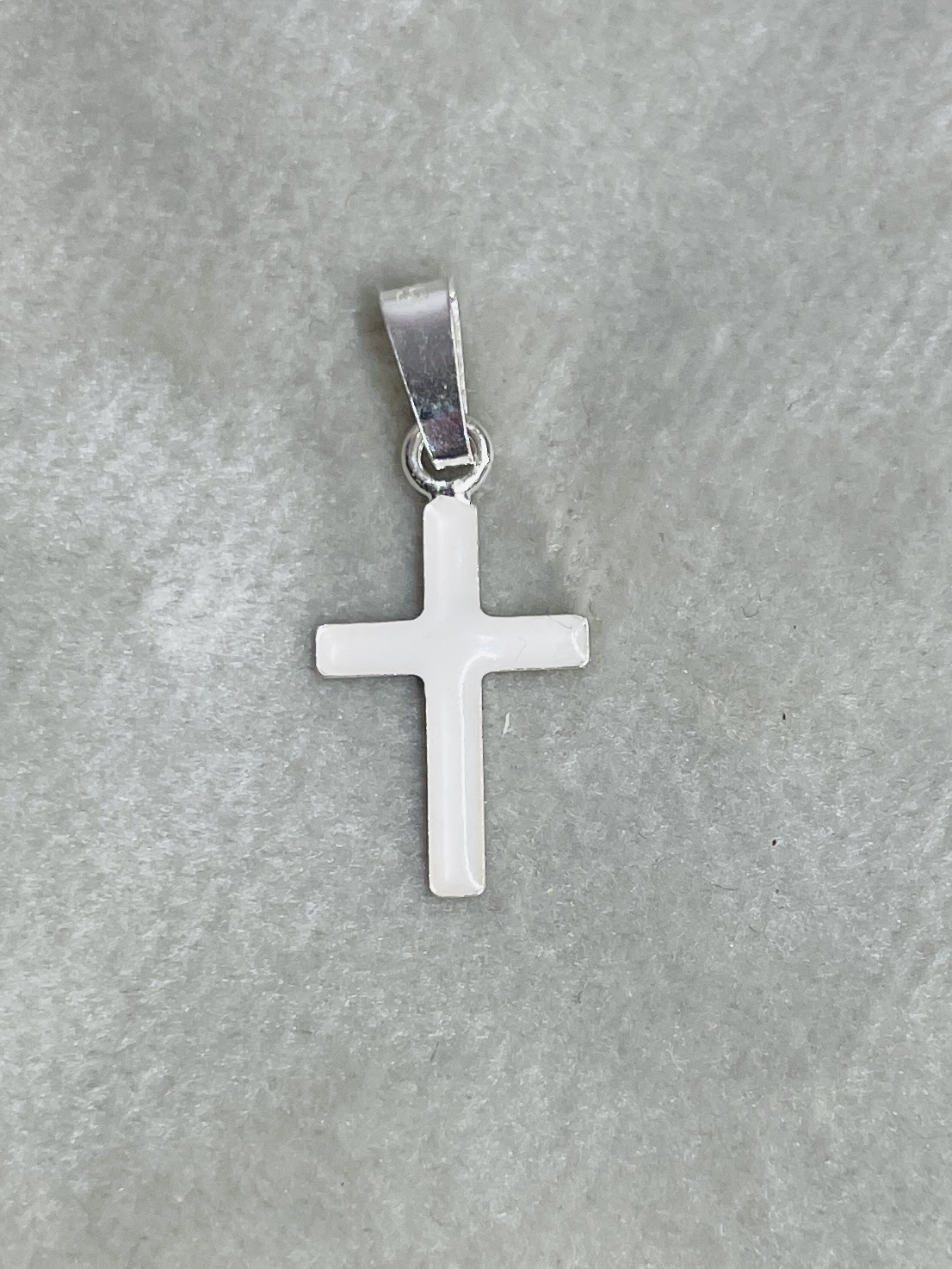 Dit kruishangertje krijgt een laagje moedermelk verwerkt