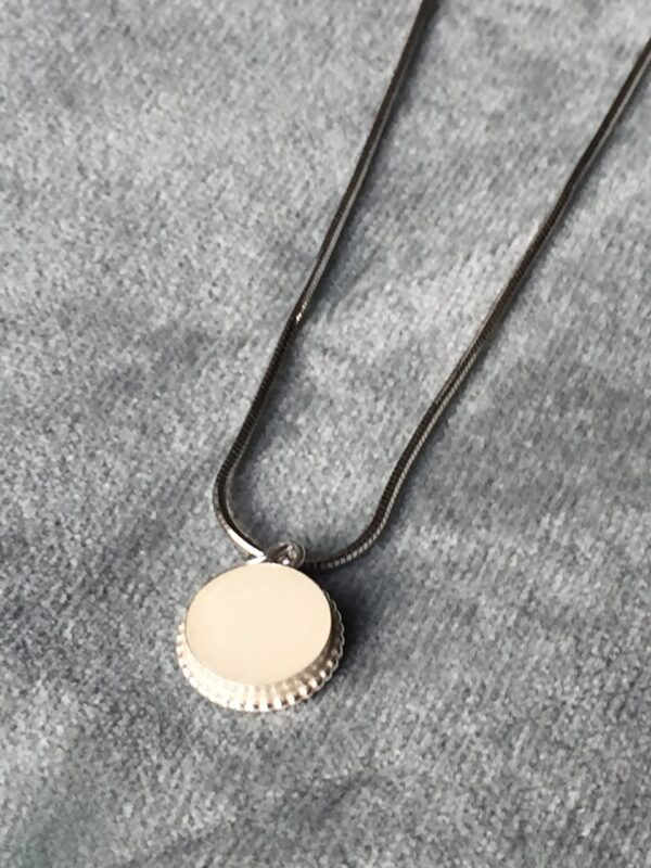 Deze mooie ronde hanger kan ik persoonlijk maken door het te vullen met jouw eigen moedermelk