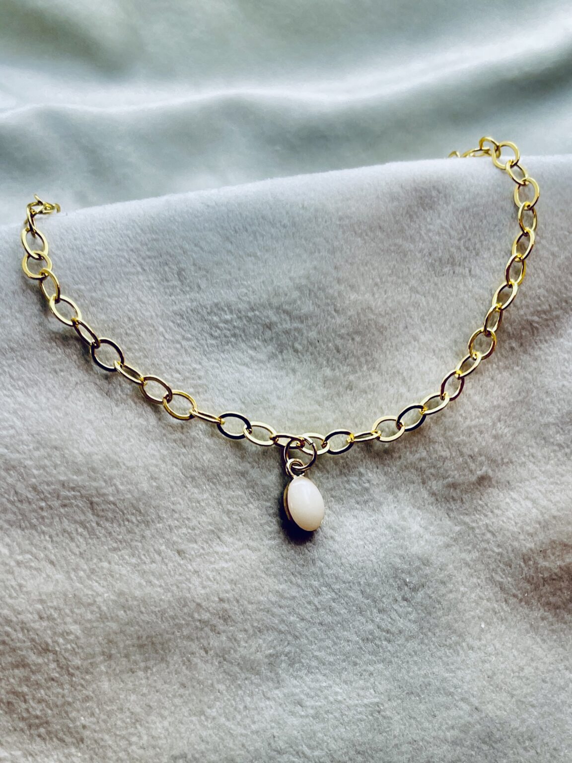 Deze moedermelkarmband wordt gemaakt van je eigen moedermelk