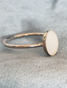 Deze moedermelk goud-ring geeft je een mooie herinnering aan je baby