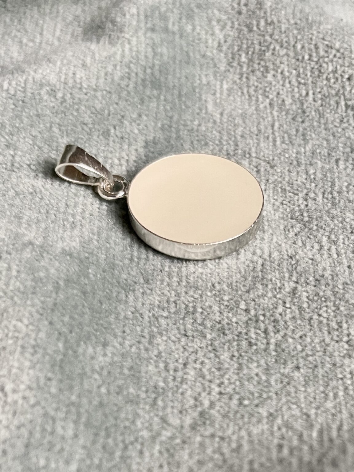 Deze moedermelk hanger is 14 mm rond. Het wordt gemaakt van jouw eigen moedermelk