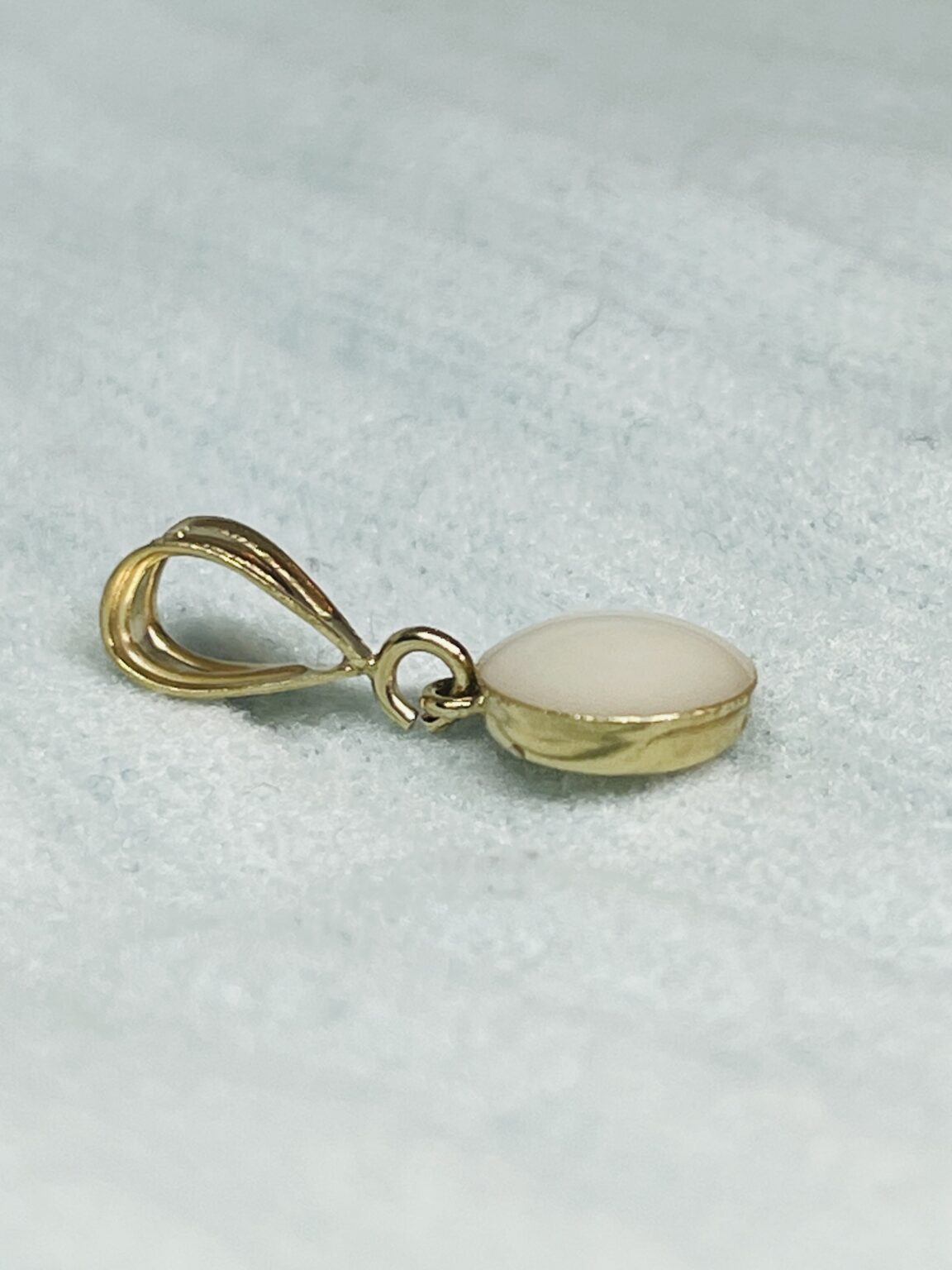 Deze moedermelk hanger goud heeft een bezel van 5 mm waar je eigenmoedermelk in verwerkt wordt.