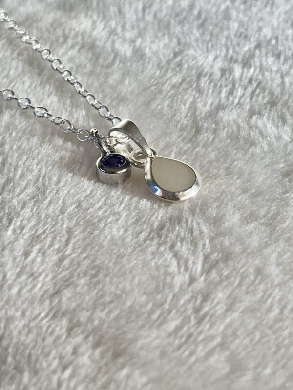 Een moedermelk bedel gecombineerd met een geboortesteentje