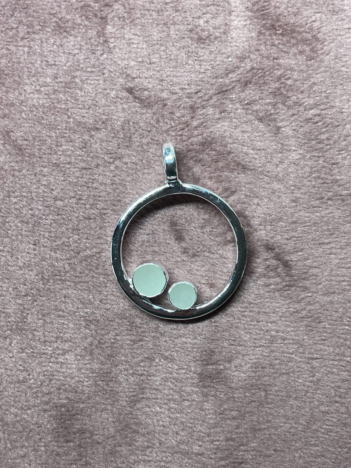 Deze moedermelk ketting voor 2 is een stevige hanger die je twee kinderen symboliseert vanuit de moedermelk periode. Een