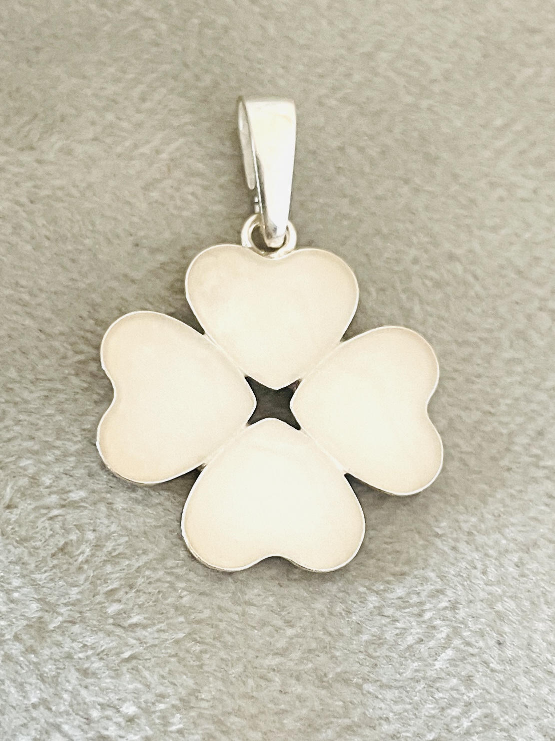 Deze moedermelk klaver hanger is 22 cm groot