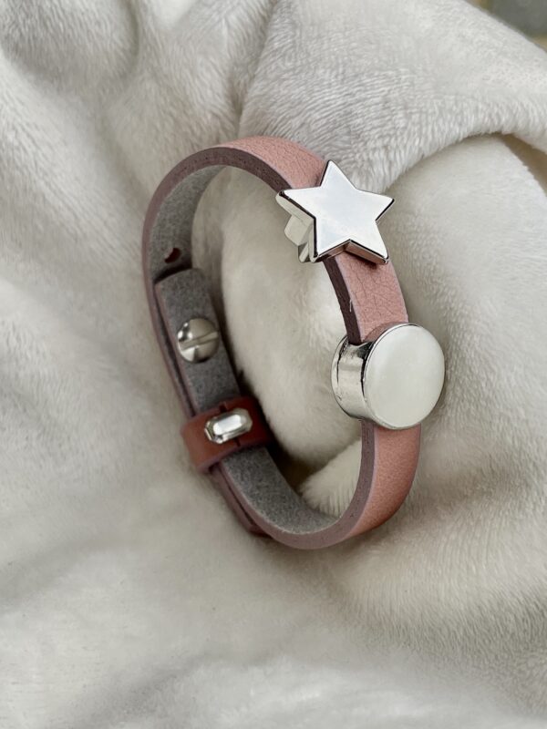 Deze leren armband heeft een moedermelk bedel