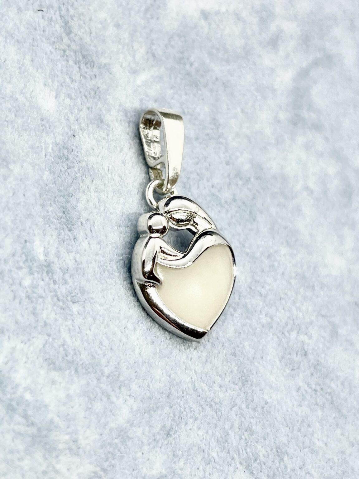 Deze hanger is een mooi symbool voor d eliefde tussen moeder en kind waarin jou moedermelk erin verwerkt kan worden als een herinnering