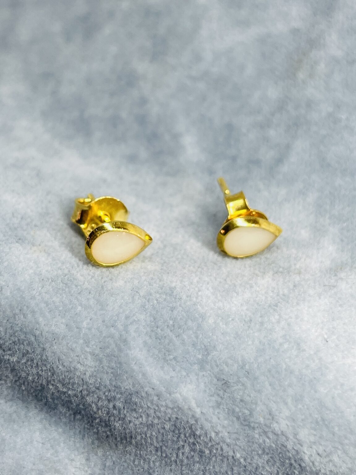 In deze moedermelk-oorknop gaat je eigen persoonlijke moedermelk als een steen shinen