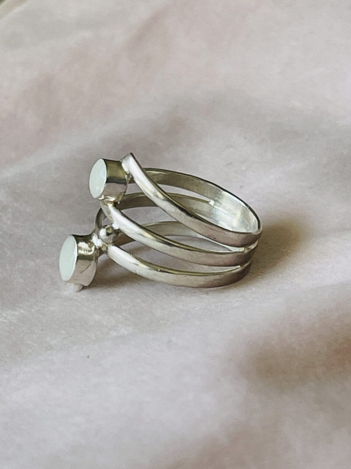 Deze moedermelk-ring is van echt sterling zilver 925 en heeft twee moedermelk bedels