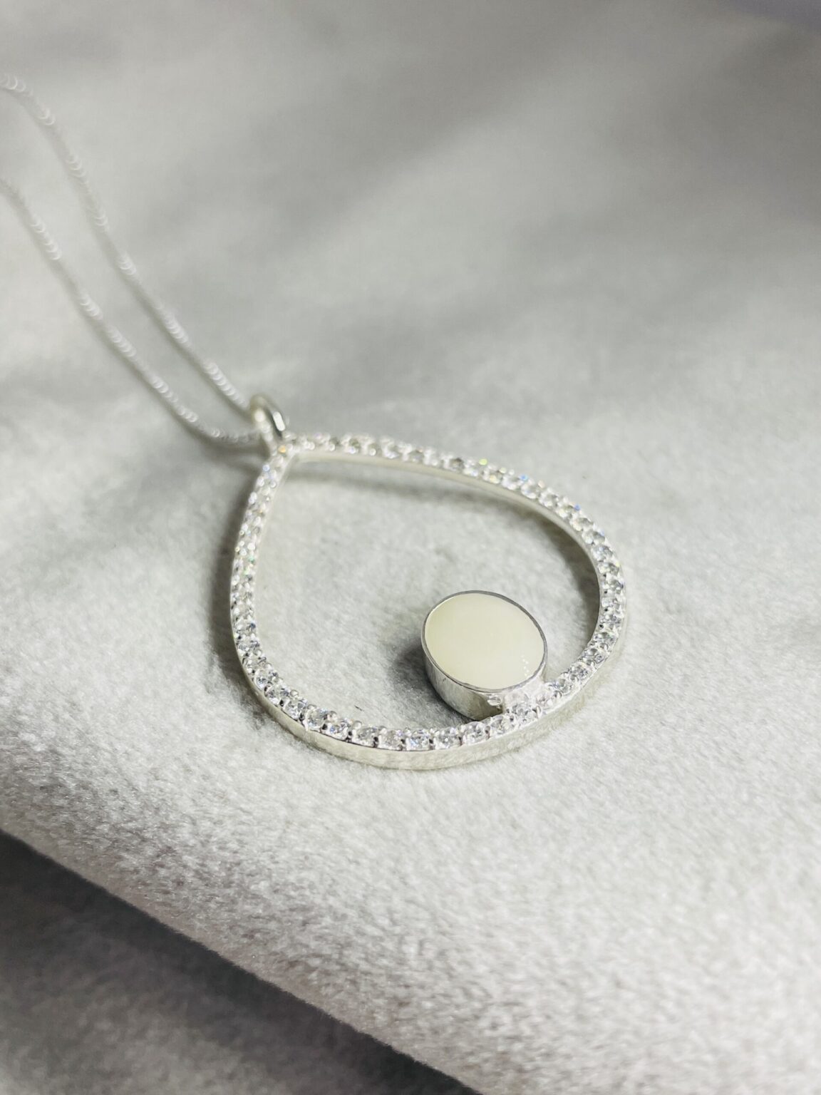 Deze bijzonder mooie hanger is gevuld met moedermelk, dat kan ook voor jou