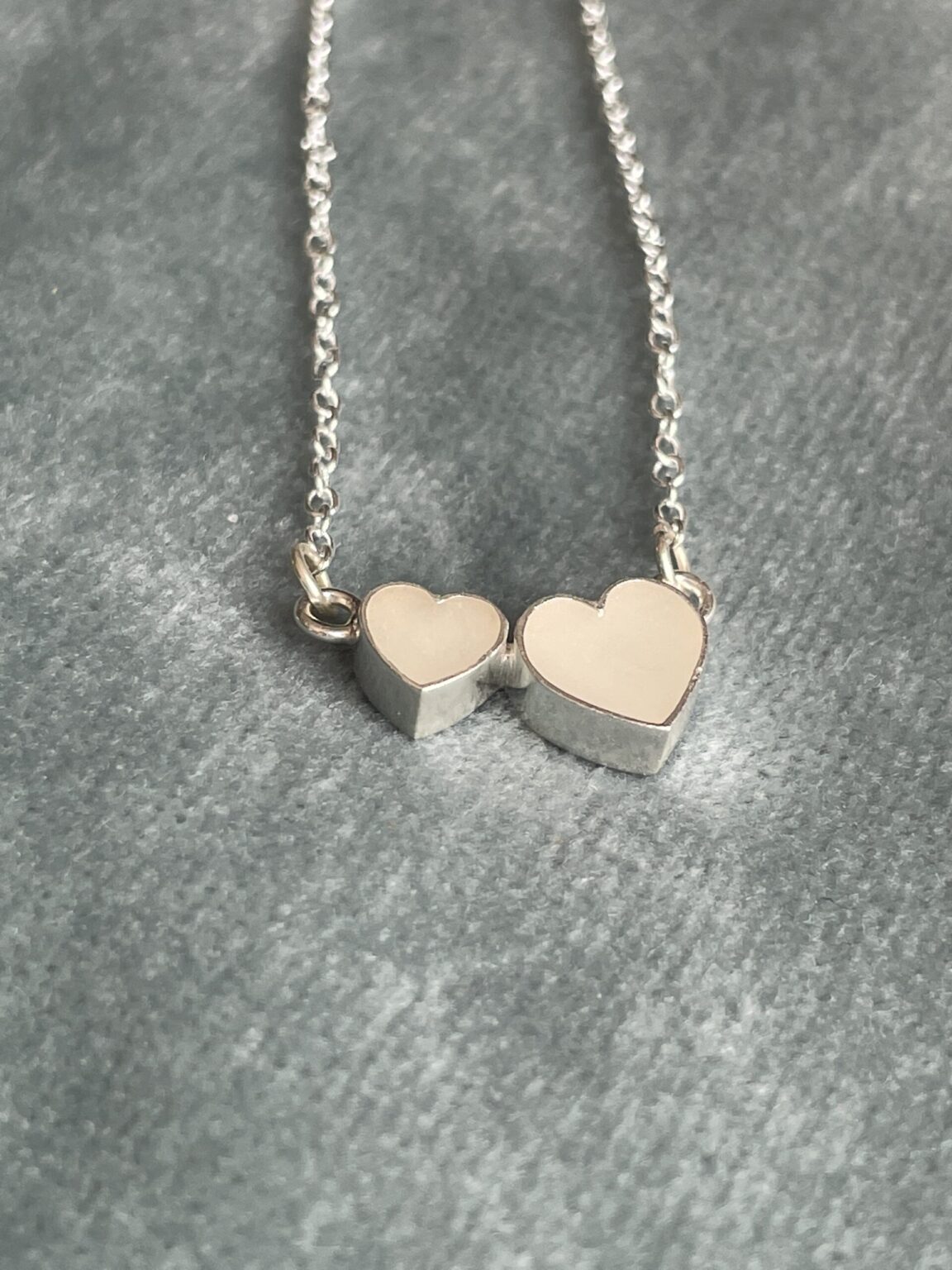 Je eigen moedermelk voor 2 hanger wordt verwerkt in het sieraad