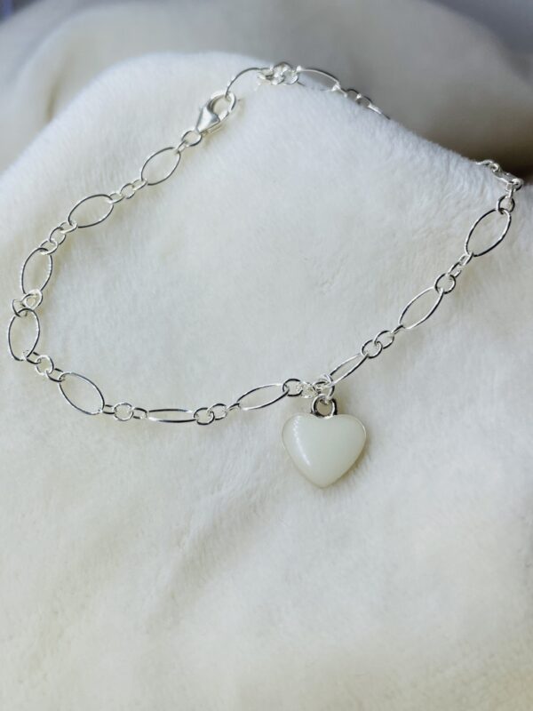 Deze moedermelk zilverarmband heeft ene groffe schakel en een hartjes bedel van 1 cm groot.