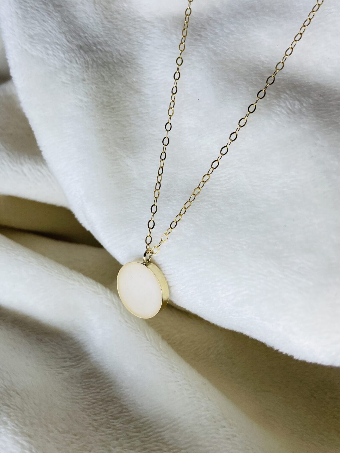 Deze moedermelkhanger goud is 12 mm rond en krijgt een steen van jou eigen moedermelk verwerkt