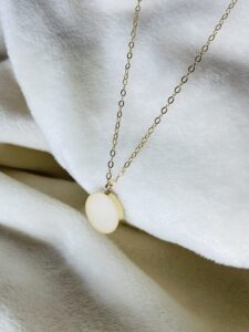 Deze moedermelkhanger goud is 12 mm rond en krijgt een steen van jou eigen moedermelk verwerkt