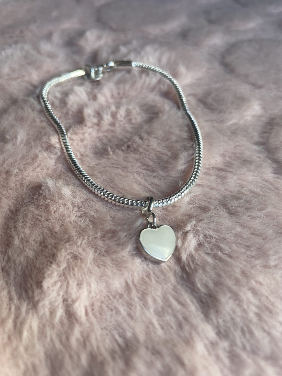 Deze pandorabedel vul ik met houdbaar gemaakte moedermelk.