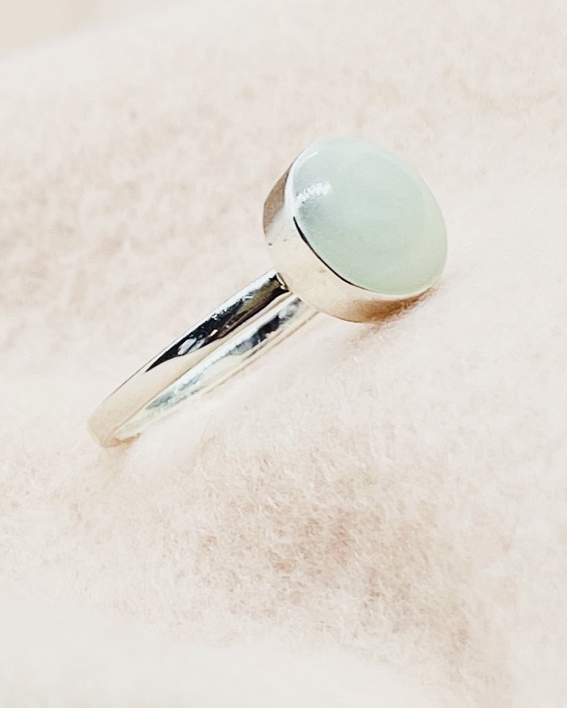 In deze ring zit moedermelk met een navelstreng stukje