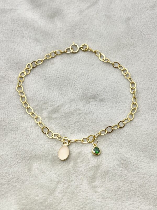 Deze geboortesteen en melkbedelarmband kan naar eigen wens gemaakt worden