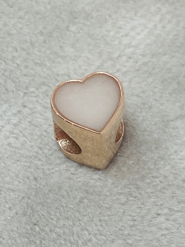 Deze pandora rosé goud is een speciale bedel