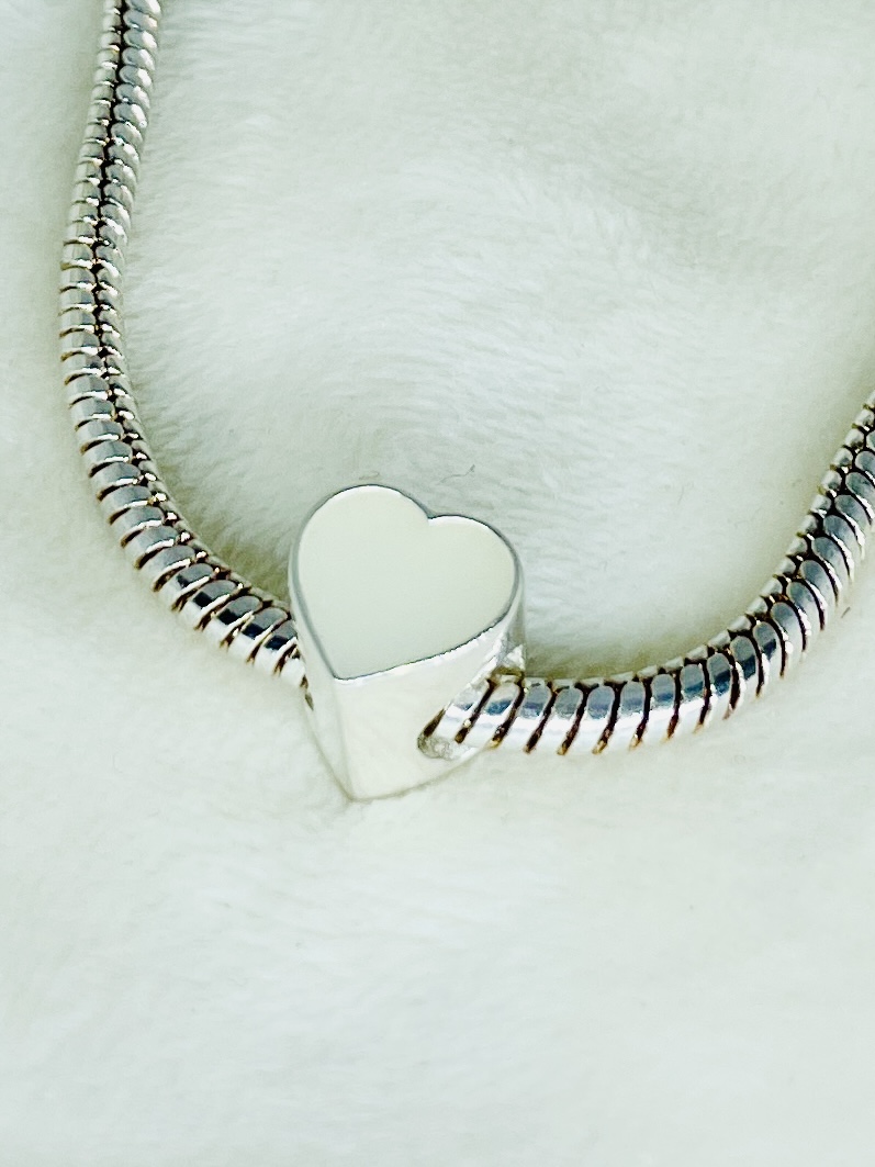 Deze Pandora&moedermelk krijgt ieder zijn eigen persoonlijke borstvoeding verwerkt in het sieraad